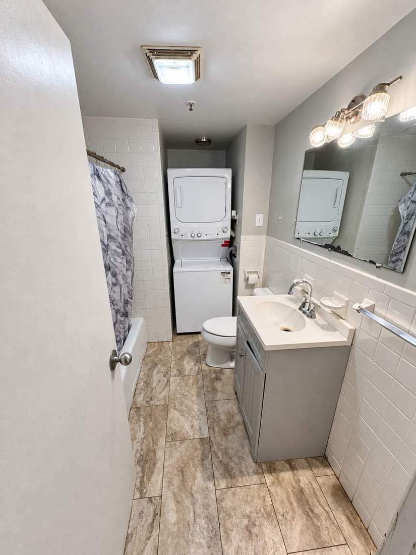 Red Gate Farm barn lease — Full bathroom