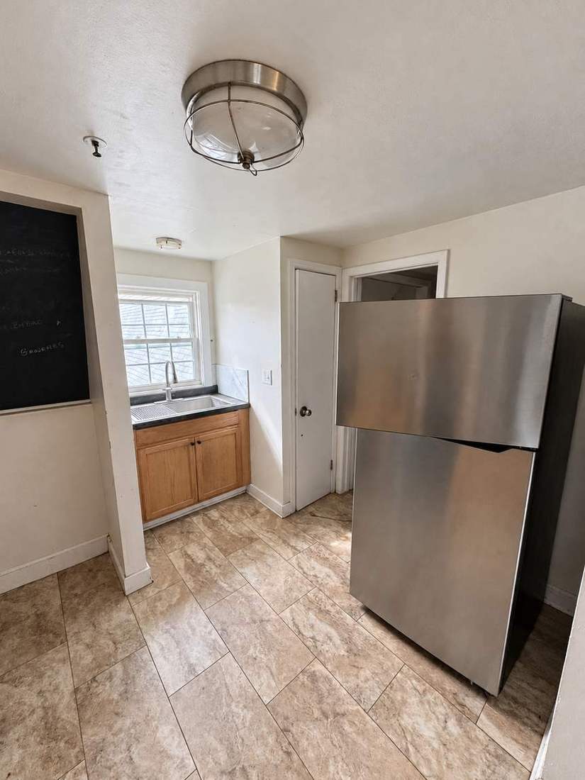 Red Gate Farm barn lease — Eat-in kitchen