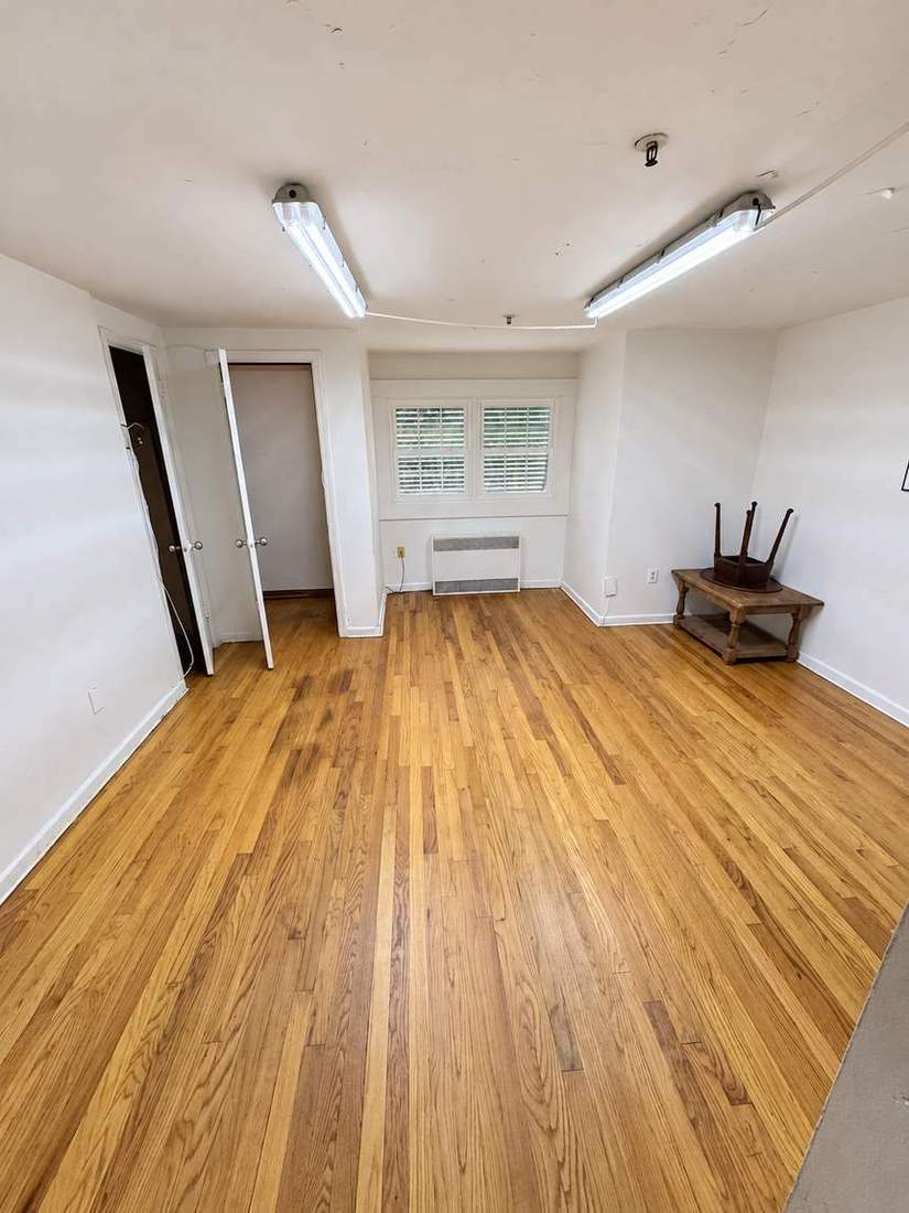 Red Gate Farm barn lease — Living room