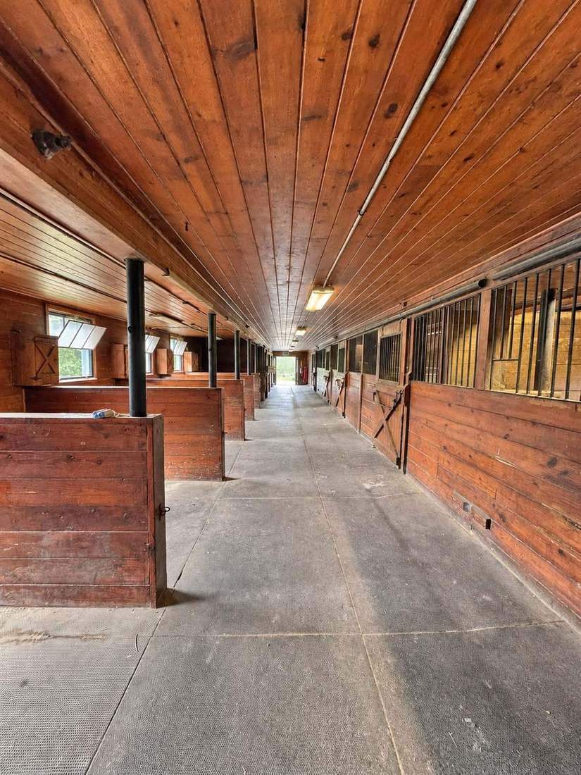 Wide, matted aisles made for easy handling
